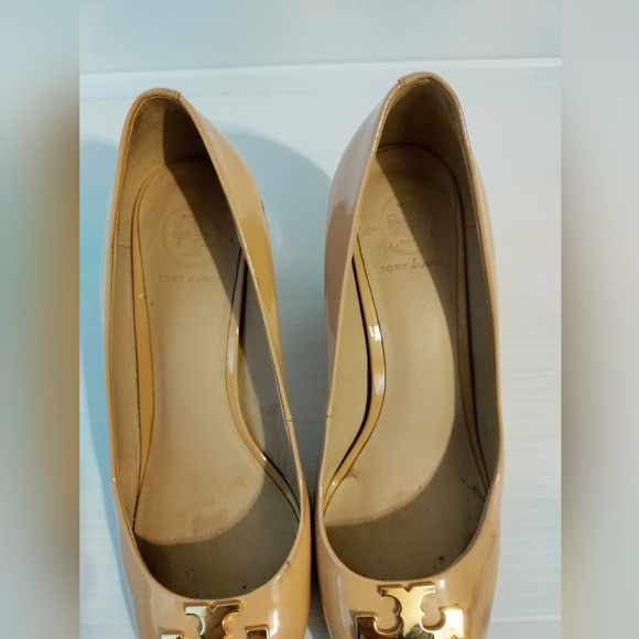 Tory Burch Raleigh Logo Patent Pump in Nude - Picture 4 of 9